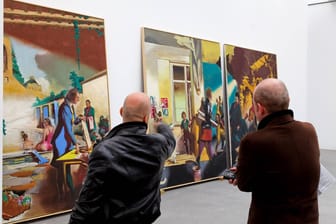 Zwei Männer betrachten ein Gemälde in der Pinakothek (Archivbild): Das zusätzliche Bild blieb nicht lange unentdeckt.