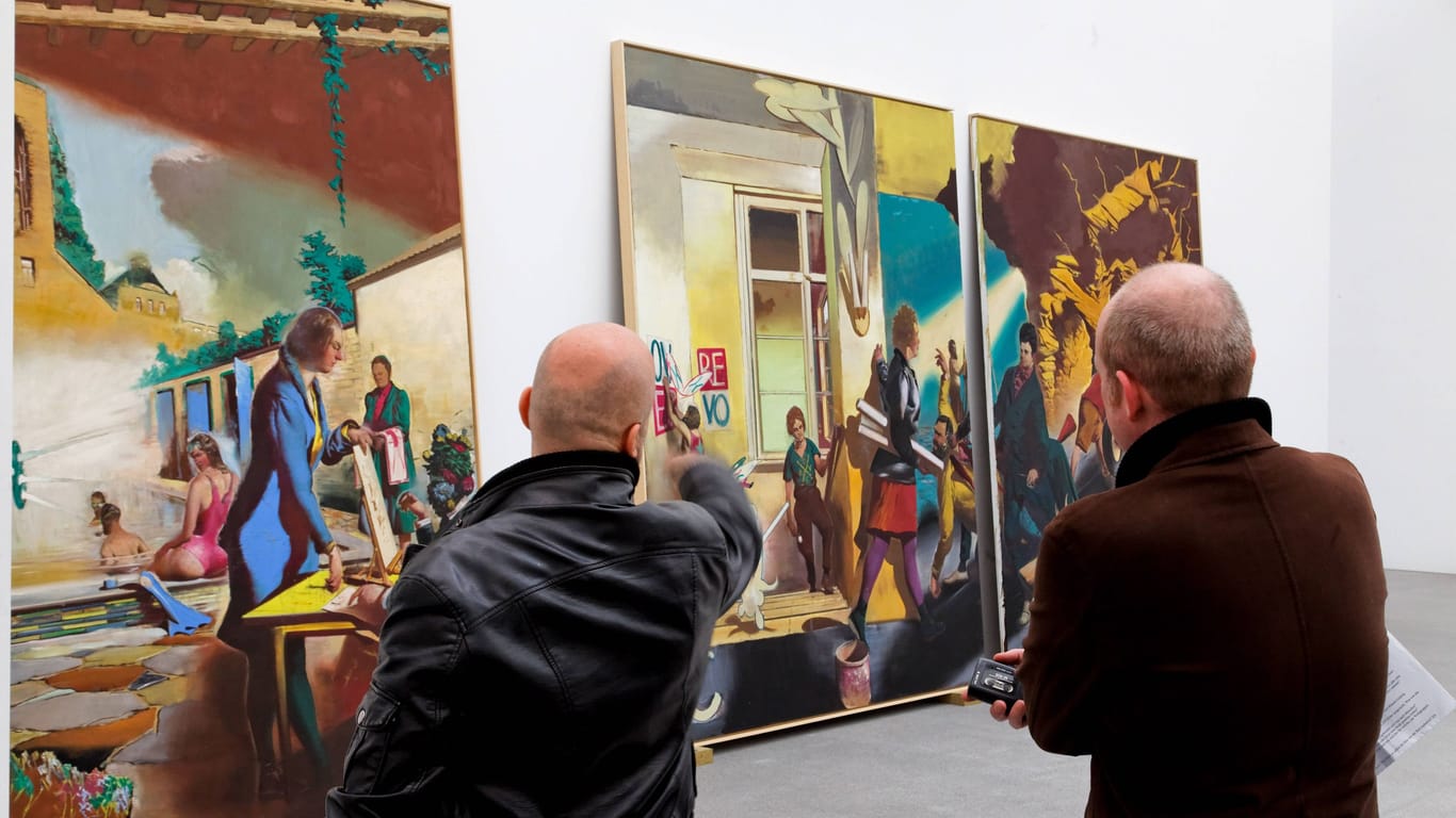 Zwei Männer betrachten ein Gemälde in der Pinakothek (Archivbild): Das zusätzliche Bild blieb nicht lange unentdeckt.