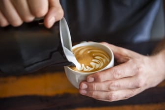 Barista bereitet Kaffee zu (Symbolbild): Die Preise für den Rohstoff könnten in den kommenden Jahren deutlich steigen.