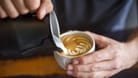 Barista bereitet Kaffee zu (Symbolbild): Die Preise für den Rohstoff könnten in den kommenden Jahren deutlich steigen.