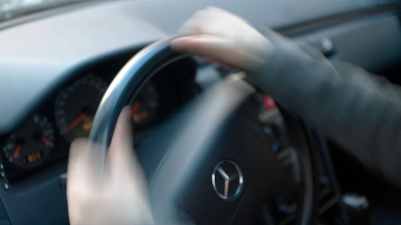 Ein Autofahrer am Steuer eines Mercedes (Symbolbild): Der Mann musste seinen Führerschein abgeben.