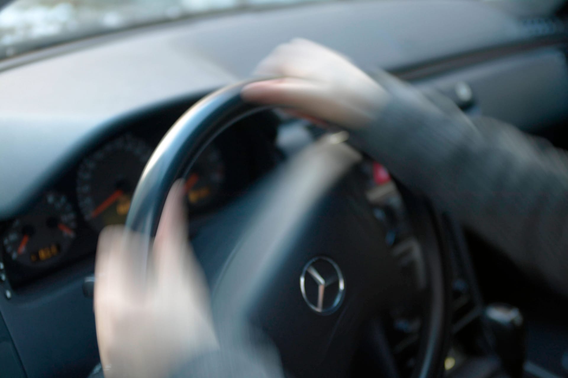 Ein Autofahrer am Steuer eines Mercedes (Symbolbild): Der Mann musste seinen Führerschein abgeben.