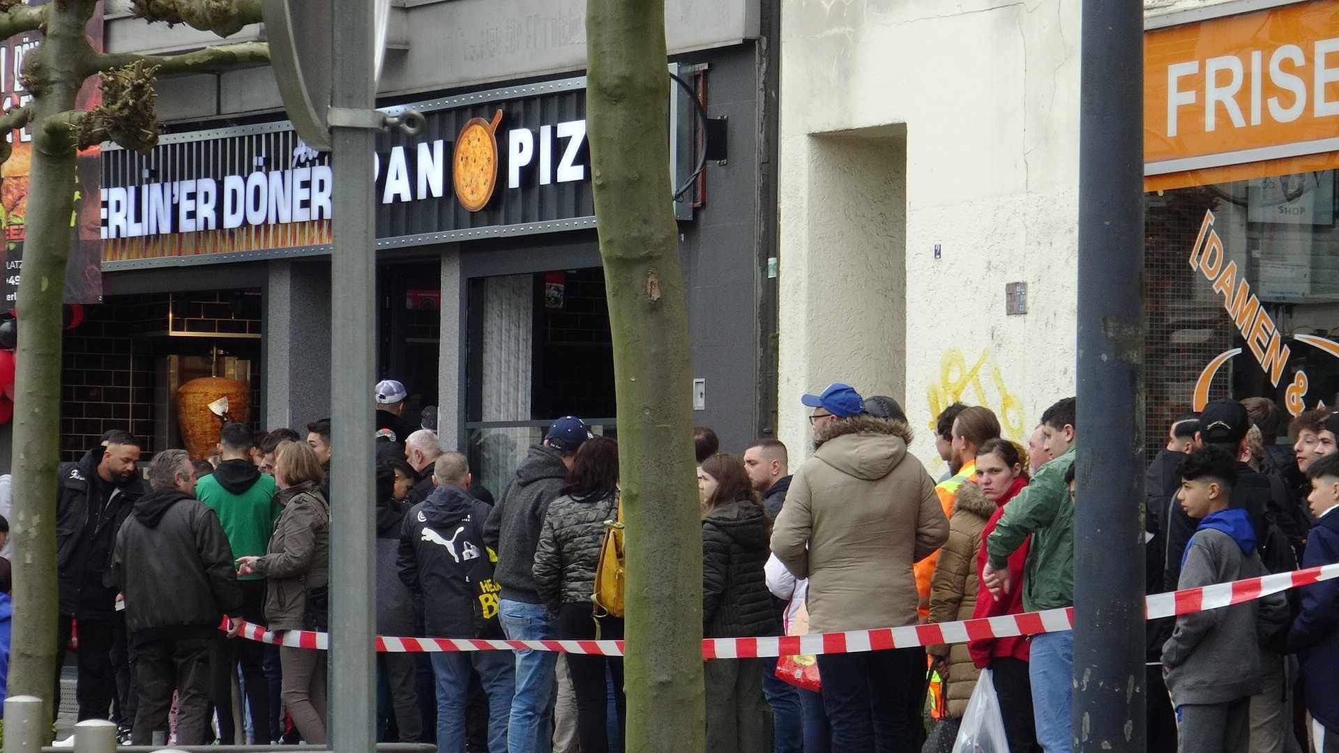 Großer Andrang am Borsigplatz: Hunderte Menschen in Dortmund wollten einen Döner für einen Euro ergattern.