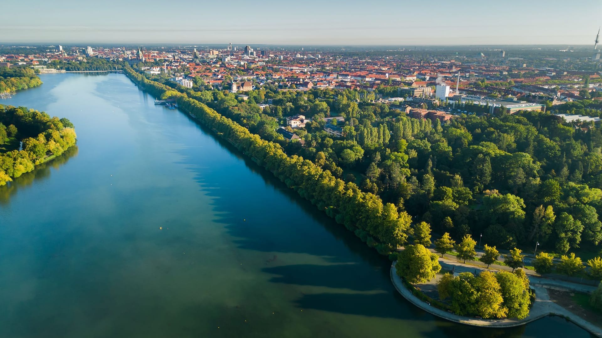 Die Luftaufnahme zeigt den Maschsee in Blickrichtung Nordufer mit der Innenstadt mit der Heinz von Heiden Arena und dem Neuen Rathaus (Archivfoto): Zwei tote Prostituierte wurden hier gefunden.