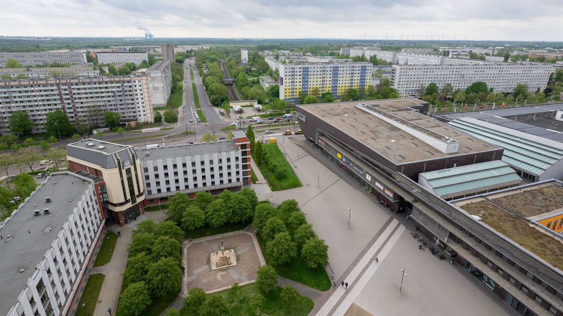 Blick über das ehemalige Rathaus von Halle-Neustadt in das Plattenbaugebiet.