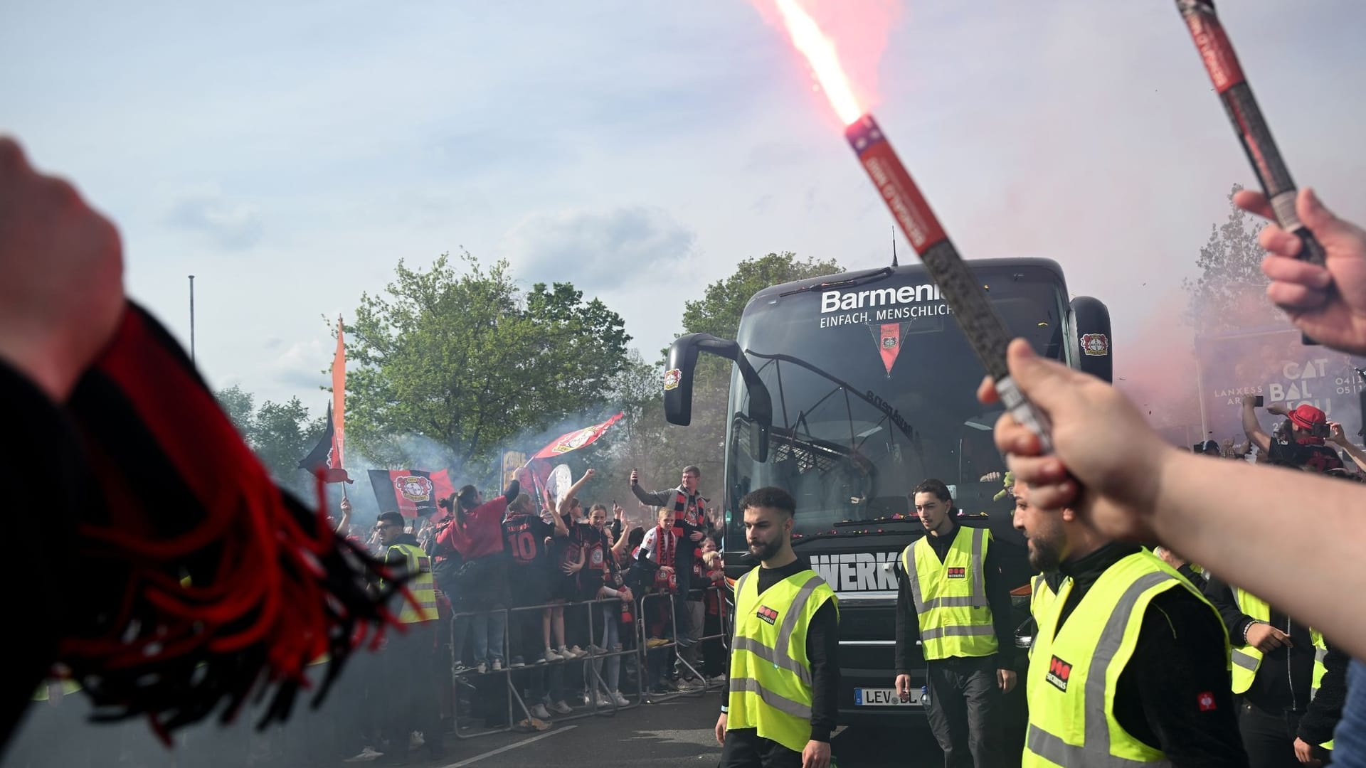 Leverkusener Fans empfangen den Mannschaftsbus