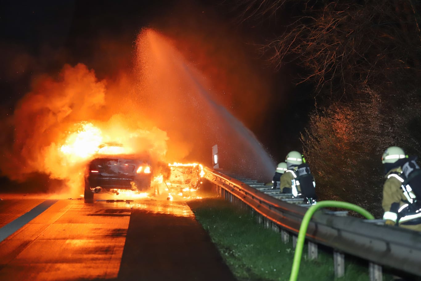 Lichterloh brennender Mercedes auf der A23: Die Feuerwehr blieb auf Abstand.