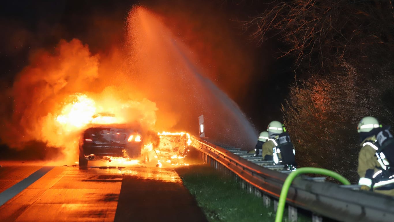 Lichterloh brennender Mercedes auf der A23: Die Feuerwehr blieb auf Abstand.
