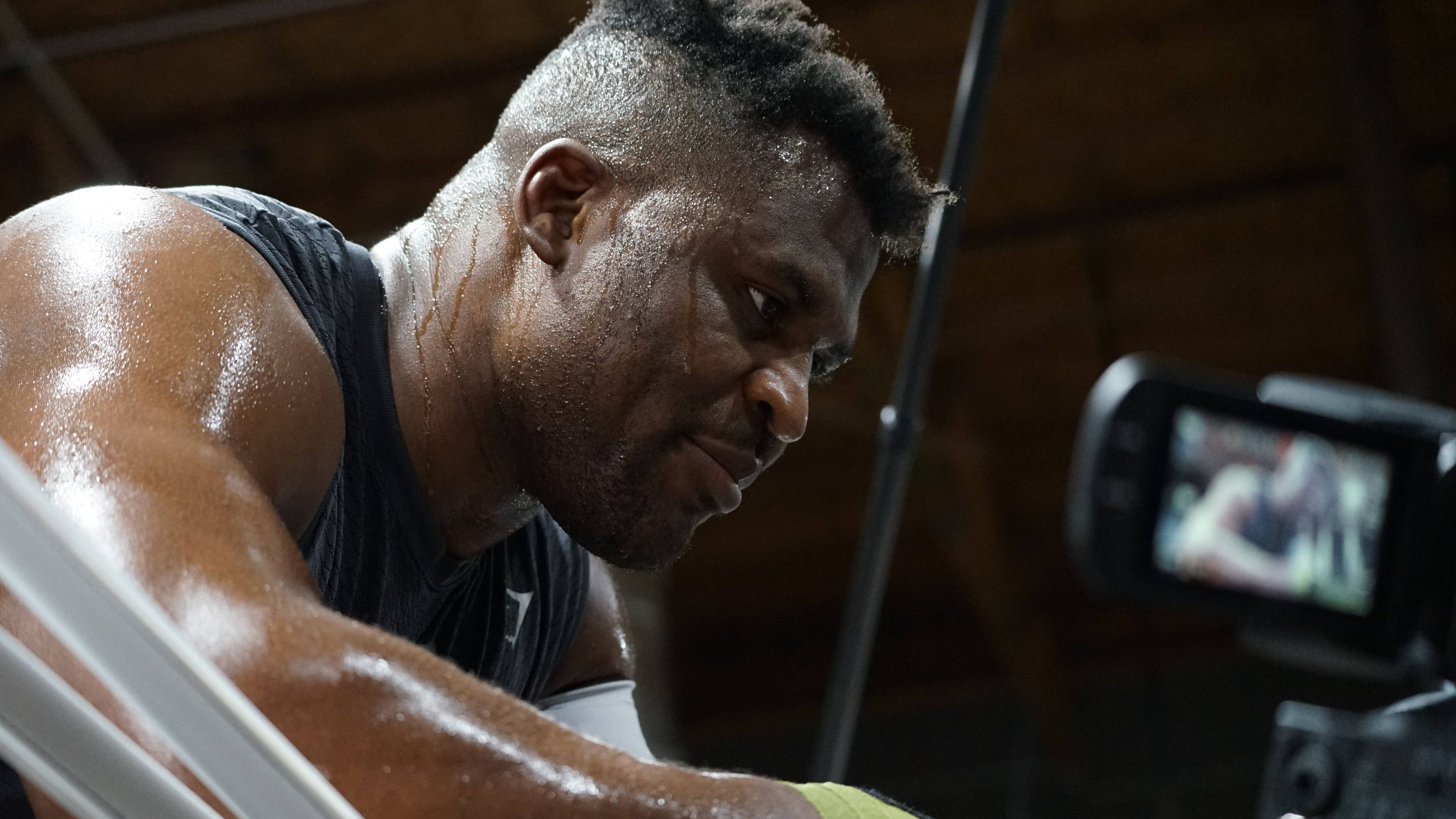 Francis Ngannou: Das harte Leben des MMA-Stars, der um seinen Sohn trauert