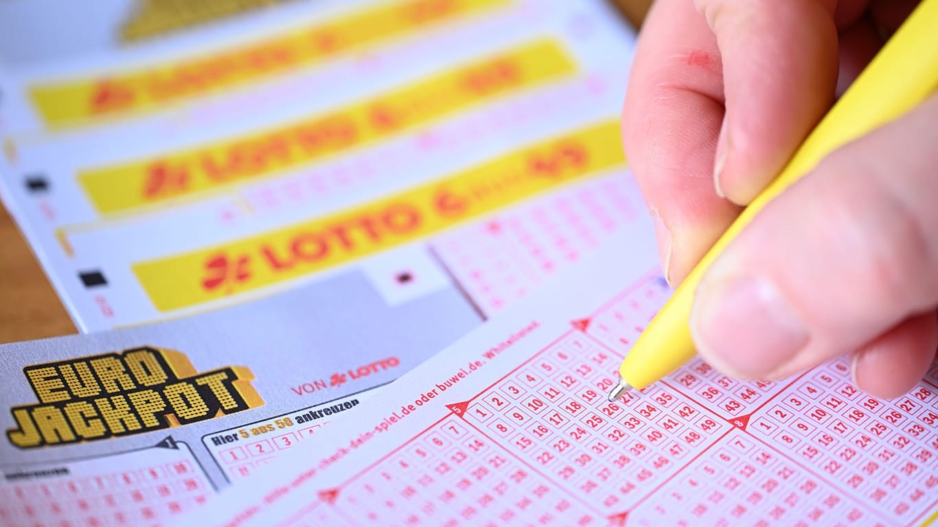 Eine Person füllt einen Lottoschein aus (Symbolfoto): Im laufenden Jahr gab es in Niedersachsen bislang 38 Hochgewinne von mindestens 100.000 Euro.