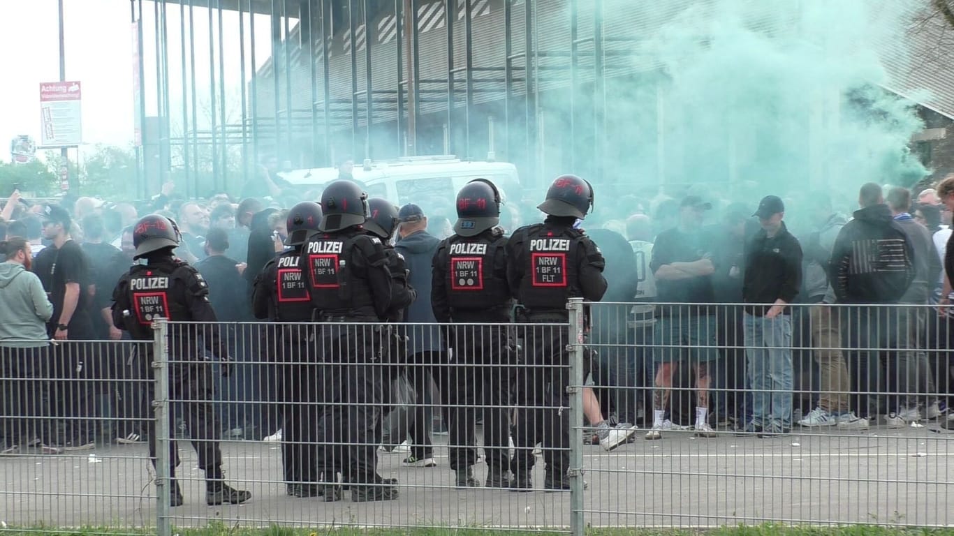 Pyrotechnik vor dem Stadion: Die Polizei stufte das Derby als Hochsicherheitsspiel ein.
