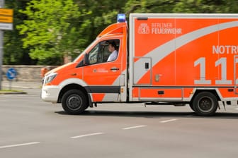 Rettungswagen der Berliner Feuerwehr im Einsatz (Symbolbild): Ein Mann ist am Sonntag vor einer Bar in Friedenau getötet worden.