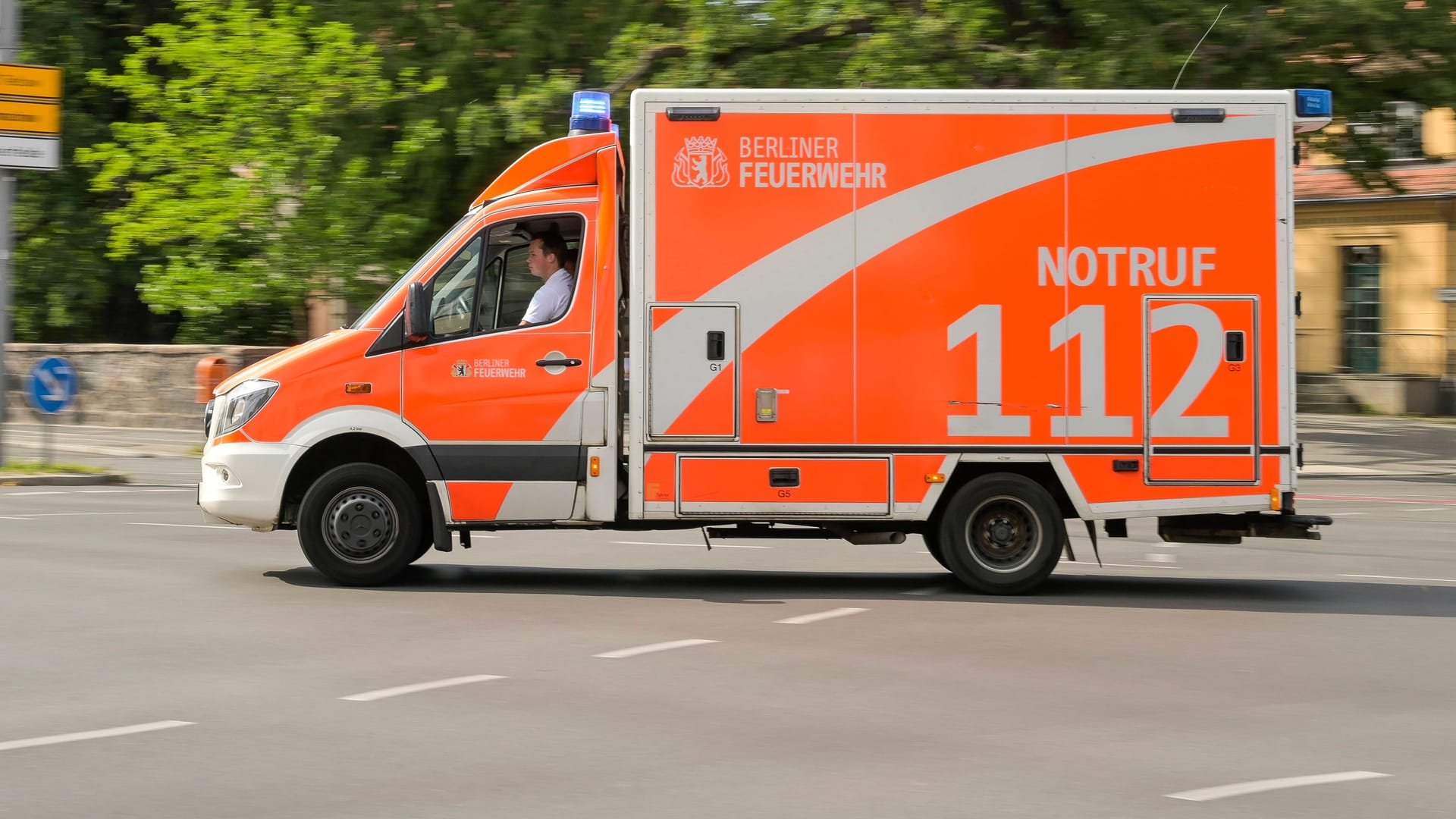 Rettungswagen der Berliner Feuerwehr im Einsatz (Symbolbild): Ein Mann ist am Sonntag vor einer Bar in Friedenau getötet worden. Rettungswagen der Berliner Feuerwehr im Einsatz (Symbolbild): Ein Mann ist am Sonntag vor einer Bar in Friedenau getötet worden.