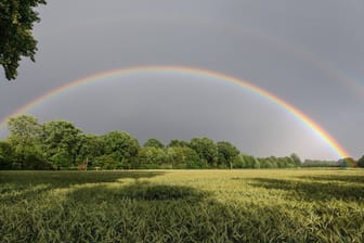 Doppelter Regenbogen in Niedersachsen (Archivfoto): Die Menschen im Norden müssen noch einige Tage mit Schmuddelwetter auskommen – doch es gibt Hoffnung.