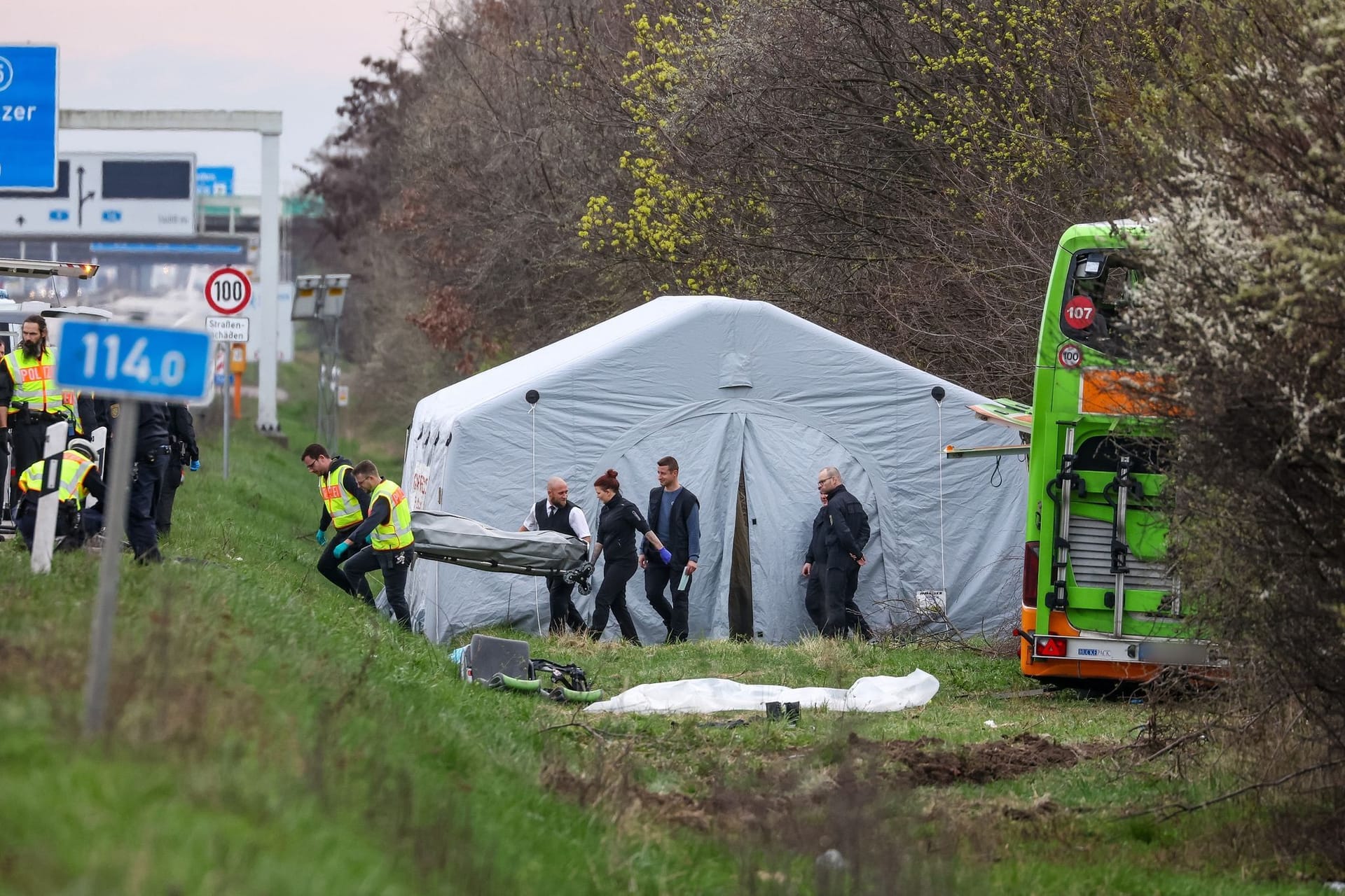 Unfall mit Reisebus auf A9 bei Leipzig