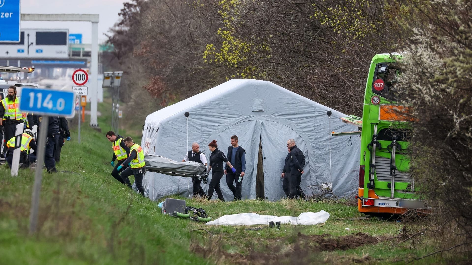 Unfall mit Reisebus auf A9 bei Leipzig