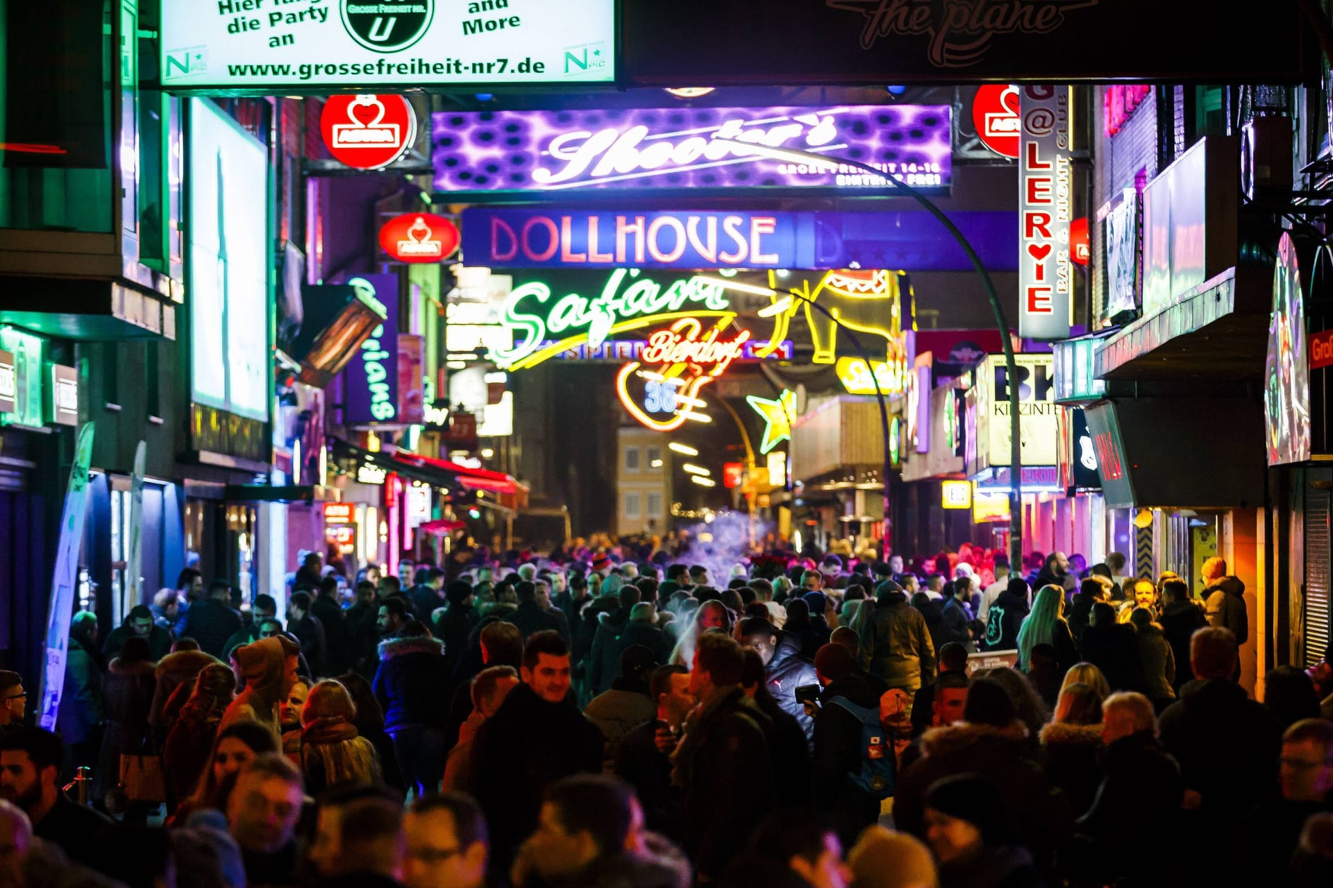 Menschen feiern auf der Großen Freiheit (Archivbild): Am Dienstag lockt der "Tanz in den Mai" viele Hamburger in die Clubs.