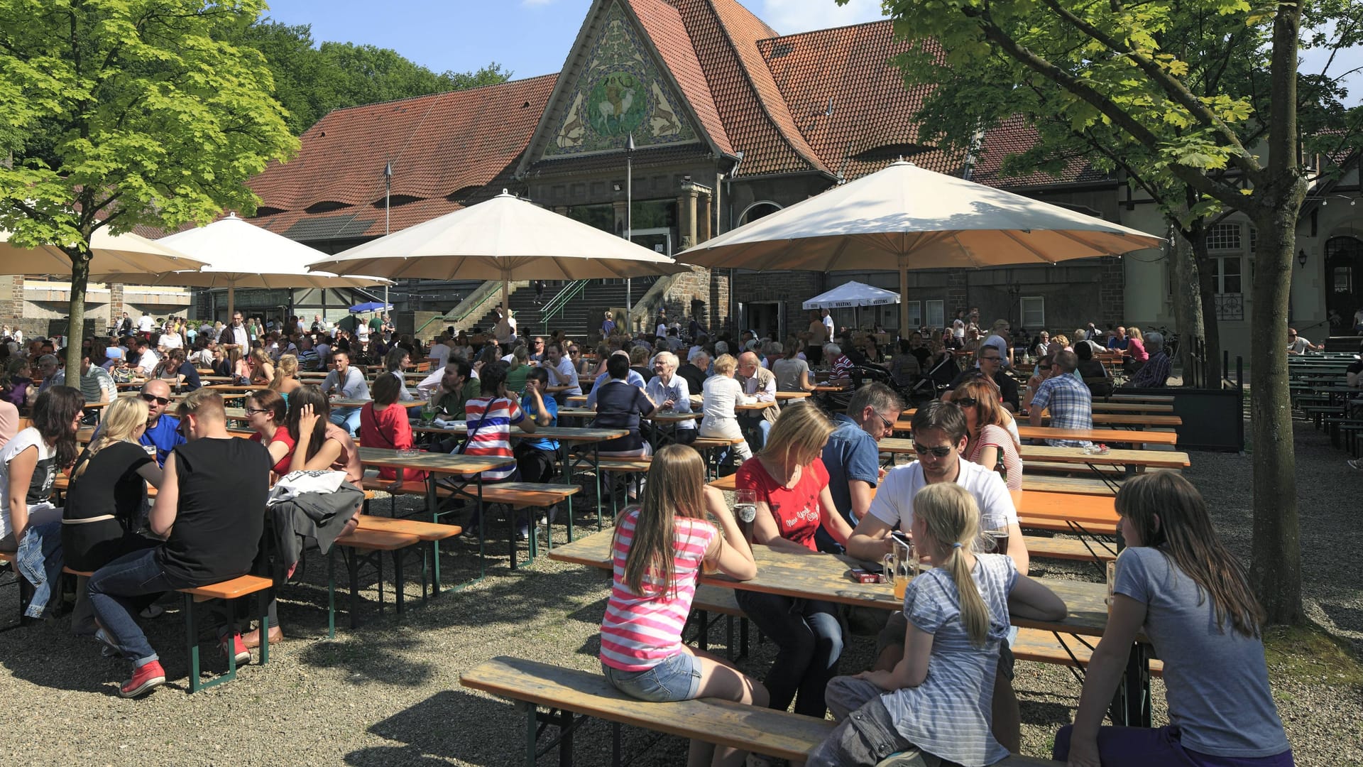 Der Biergarten im Stadtwaldhaus (Archivbild): Im Bild nicht zu sehen ist der Weiher, an dem Biergarten liegt.