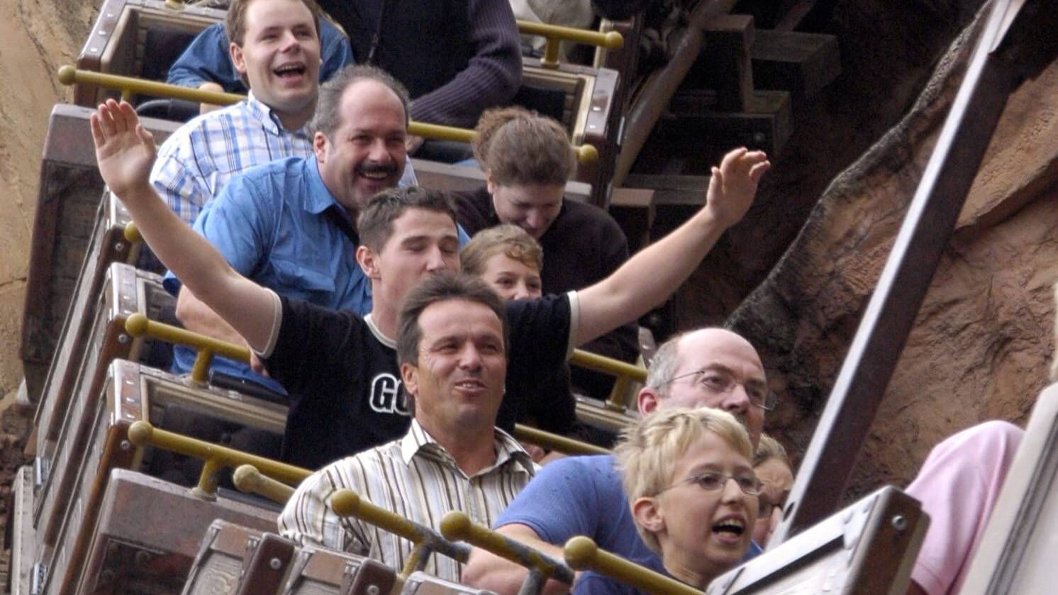 Achterbahn im Phantasialand in Brühl (Archivbild): Rund um Köln gibt es noch viele weitere Vergnügungsparks.