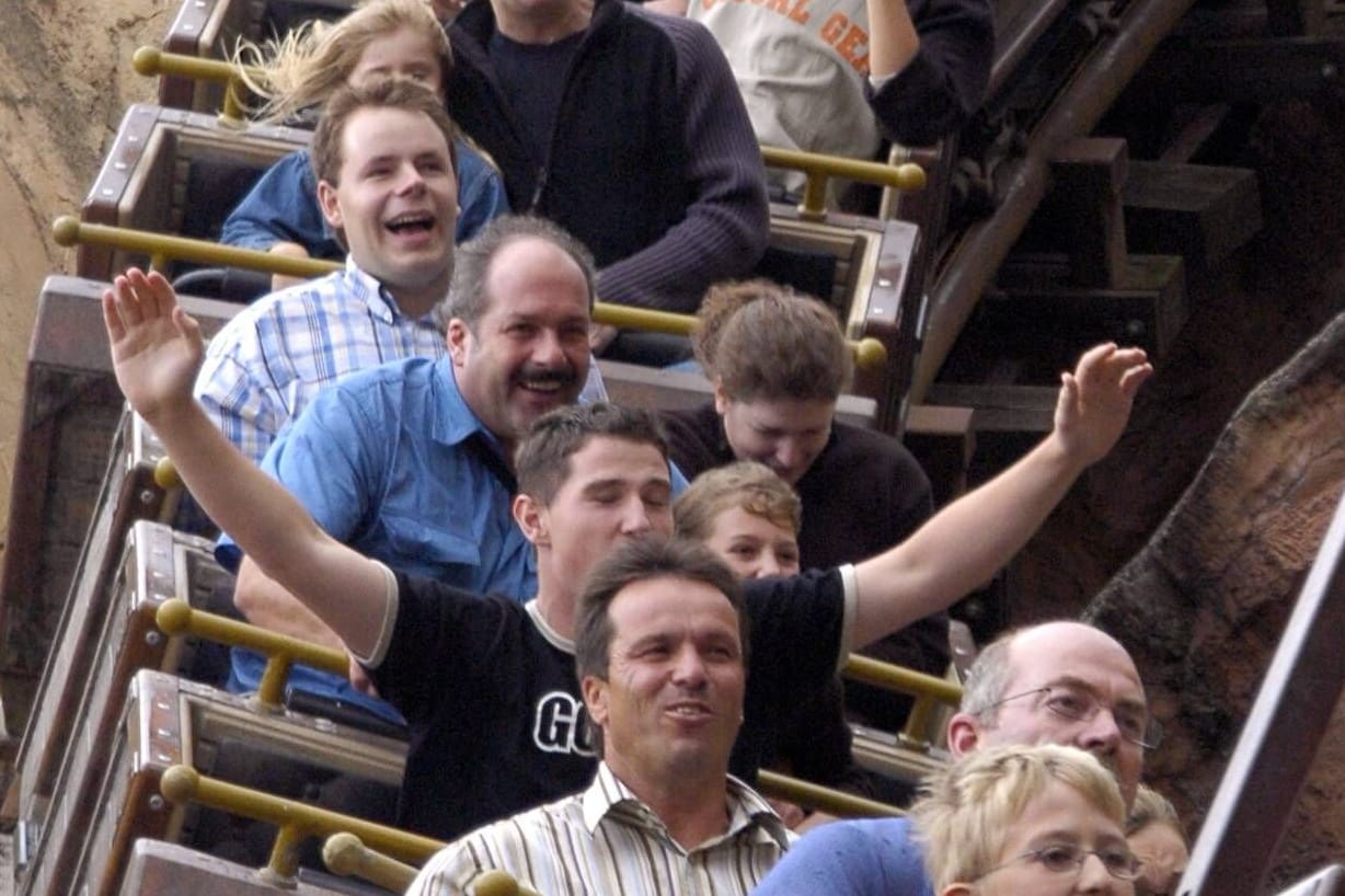 Achterbahn im Phantasialand in Brühl (Archivbild): Rund um Köln gibt es noch viele weitere Vergnügungsparks.