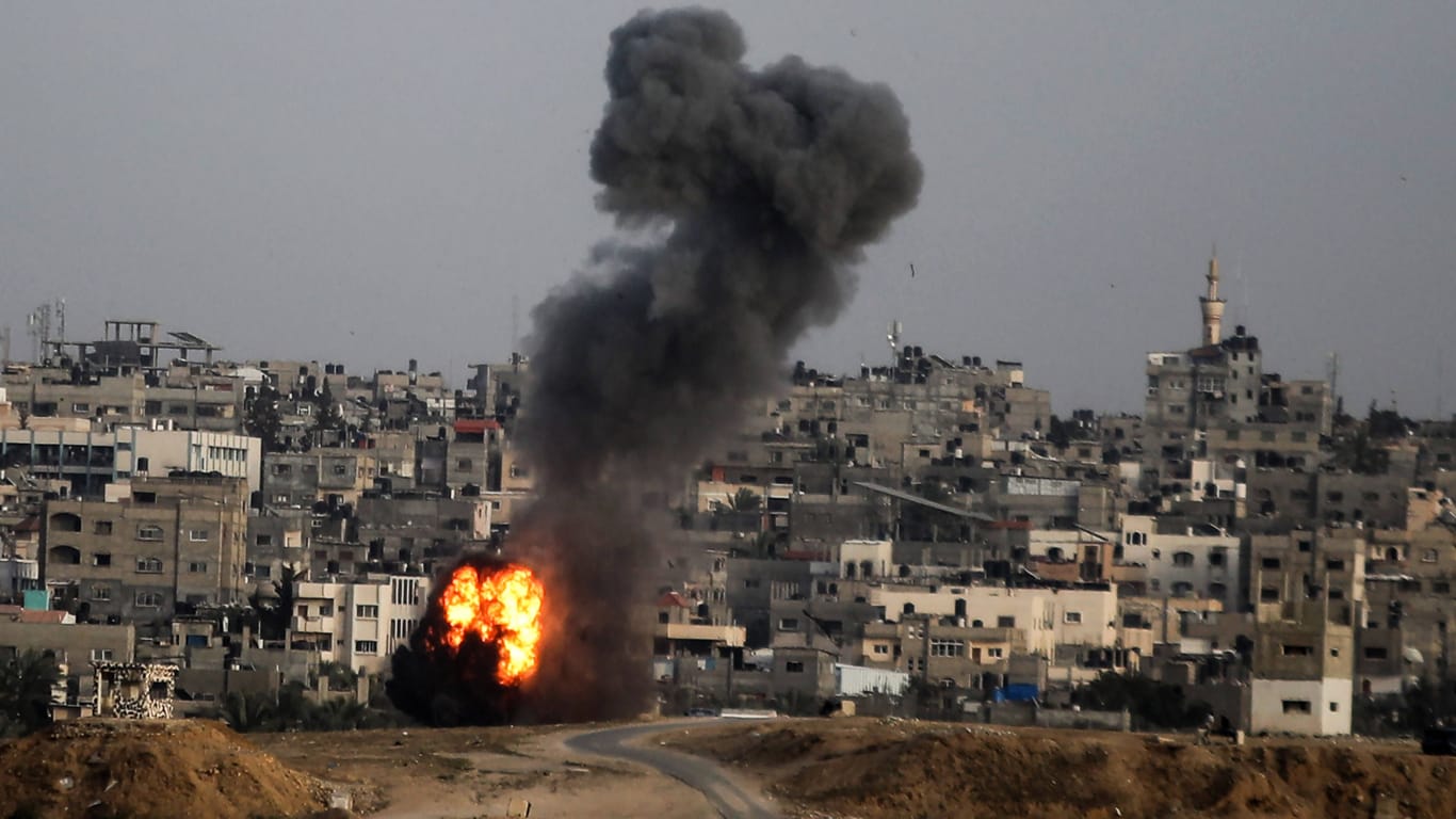 Explosion nach einem israelischen Luftangriff in Rafah, Gazastreifen.