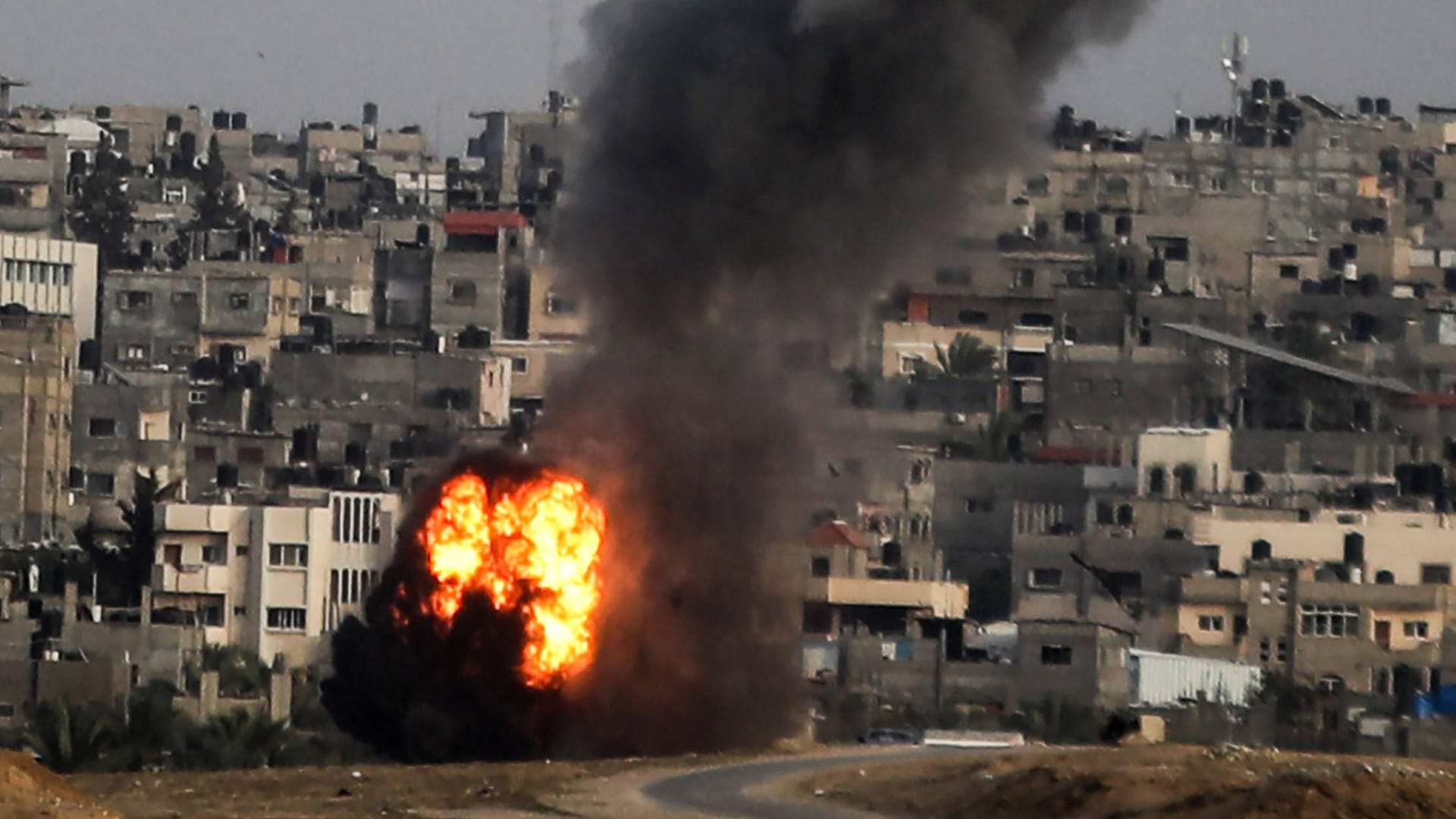 Explosion nach einem israelischen Luftangriff in Rafah, Gazastreifen. Explosion nach einem israelischen Luftangriff in Rafah, Gazastreifen.