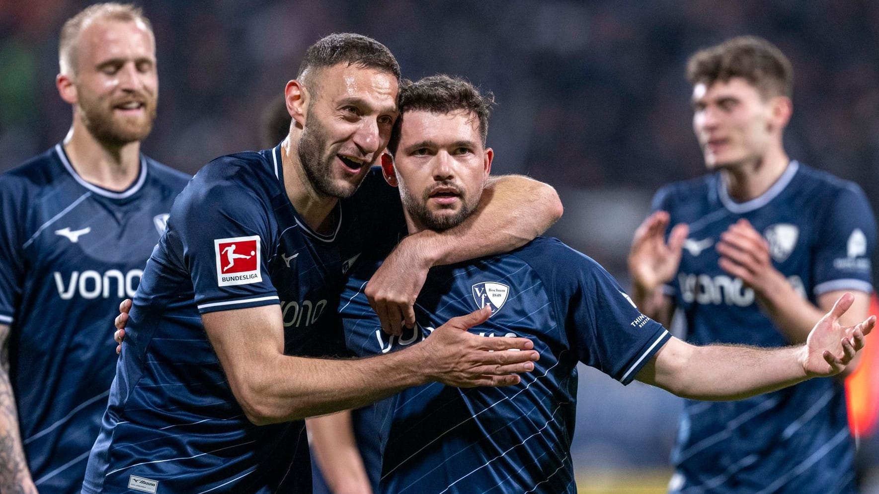 Traumtor: Kevin Stöger (M.) lässt sich für seinen Freistoß zum 1:0 feiern.