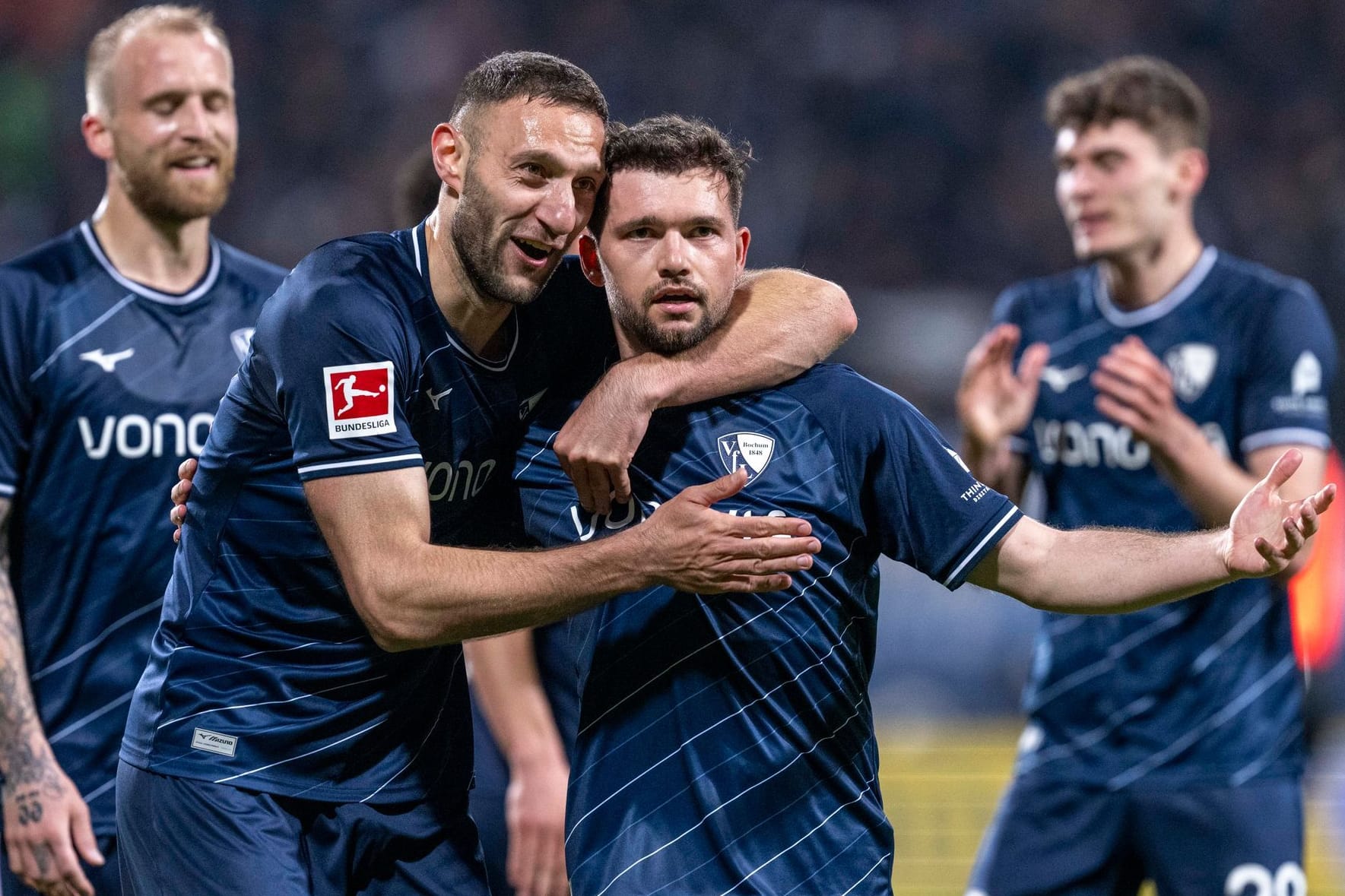 Traumtor: Kevin Stöger (M.) lässt sich für seinen Freistoß zum 1:0 feiern.