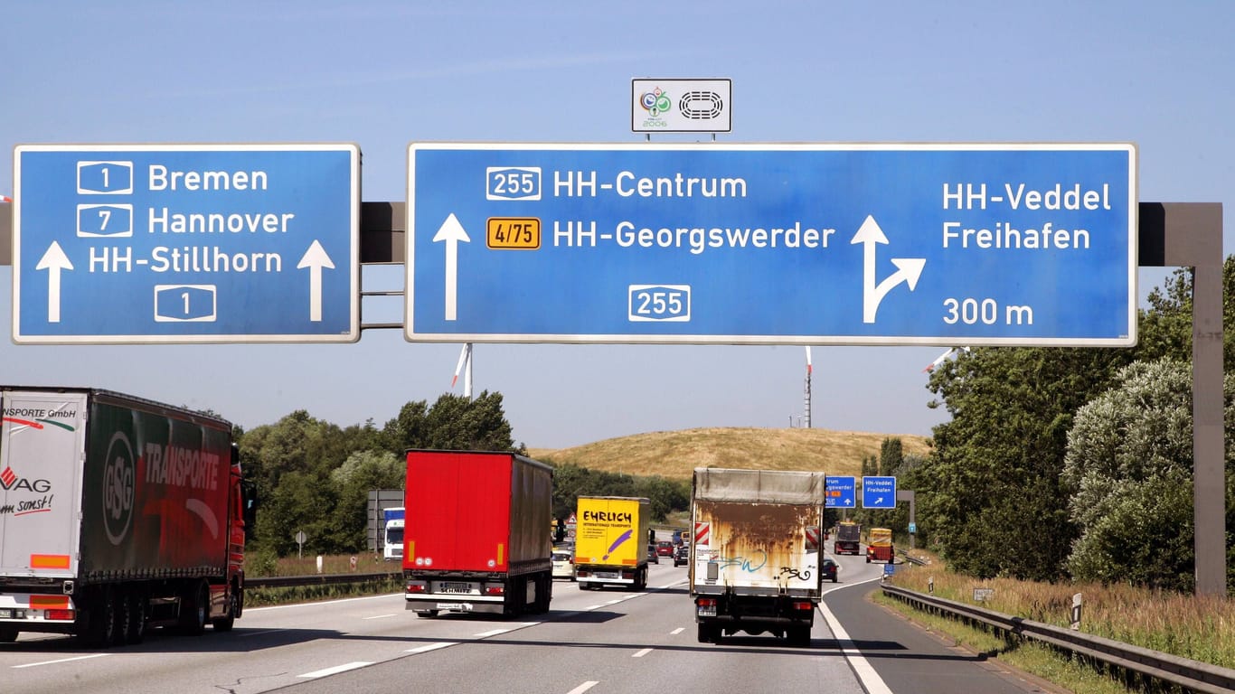 Die A1 Richtung Bremen (Symbolbild): Am Freitag müssen Autofahrer Geduld mitbringen.