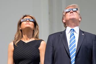 Zurück ins Weiße Haus: Donald und Melania Trump bei der Sonnenfinsternis 2017.