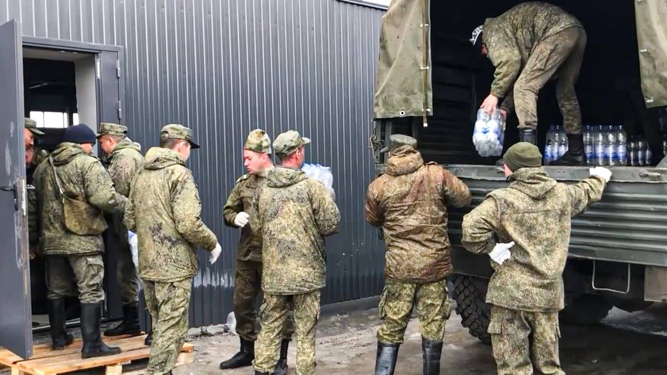 Soldaten helfen bei der Versorgung der Betroffenen. Doch viele spekulieren, dass der Katastrophenschutz aufgrund des Ukrainekriegs zu wenig Mitarbeiter hat.