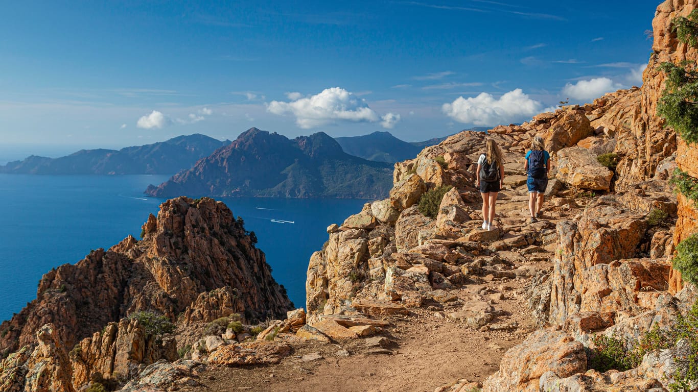 Felsige Südküste: Korsika kombiniert bestmöglich Campingfreundlichkeit, ein ausgewogenes Preis-Leistungsverhältnis und beliebte Attraktionen.