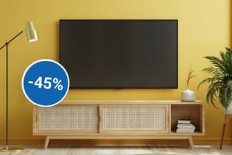 Nur heute beim Discounter: Bei Lidl ist ein 4K-Fernseher von Sharp mit 45 Prozent Rabatt im Angebot (Symbolbild).