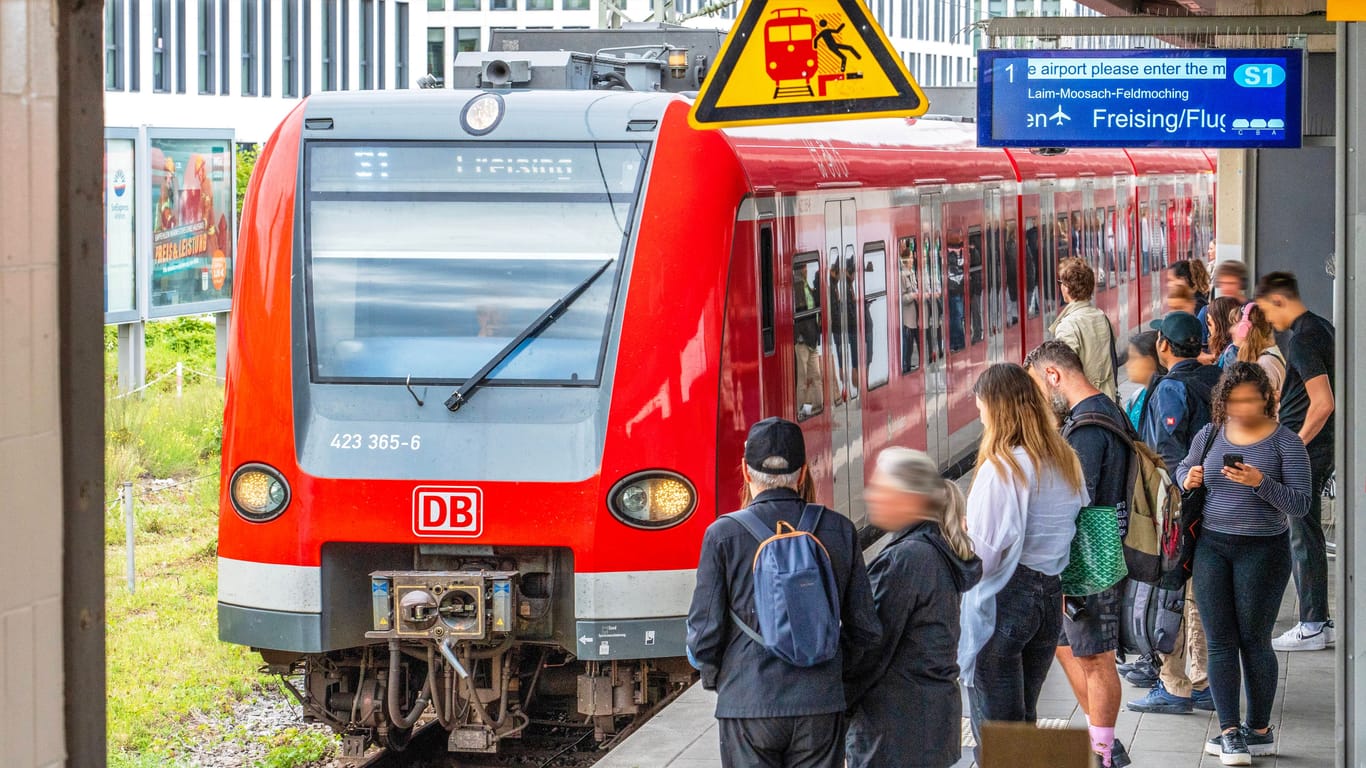 Eine S-Bahn der Linie 1 in Richtung Freising (Archivbild): Gegen den Tänzer wird nun ebenso wie gegen die Geschädigte ermittelt.