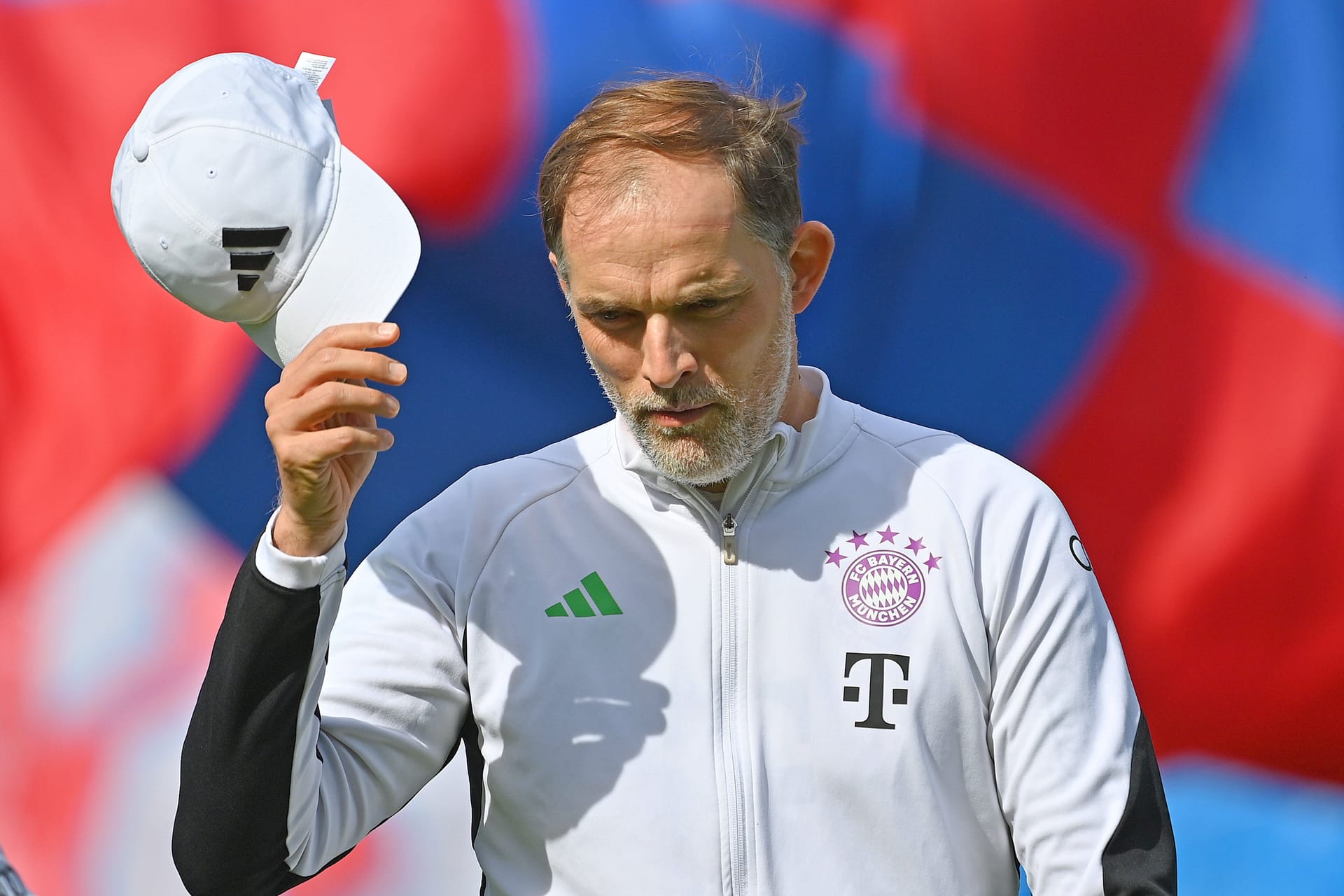 Thomas Tuchel nach der Niederlage in Heidenheim: Viele Bayern-Fans fordern, dass der Trainer sofort seinen Hut nehmen muss.