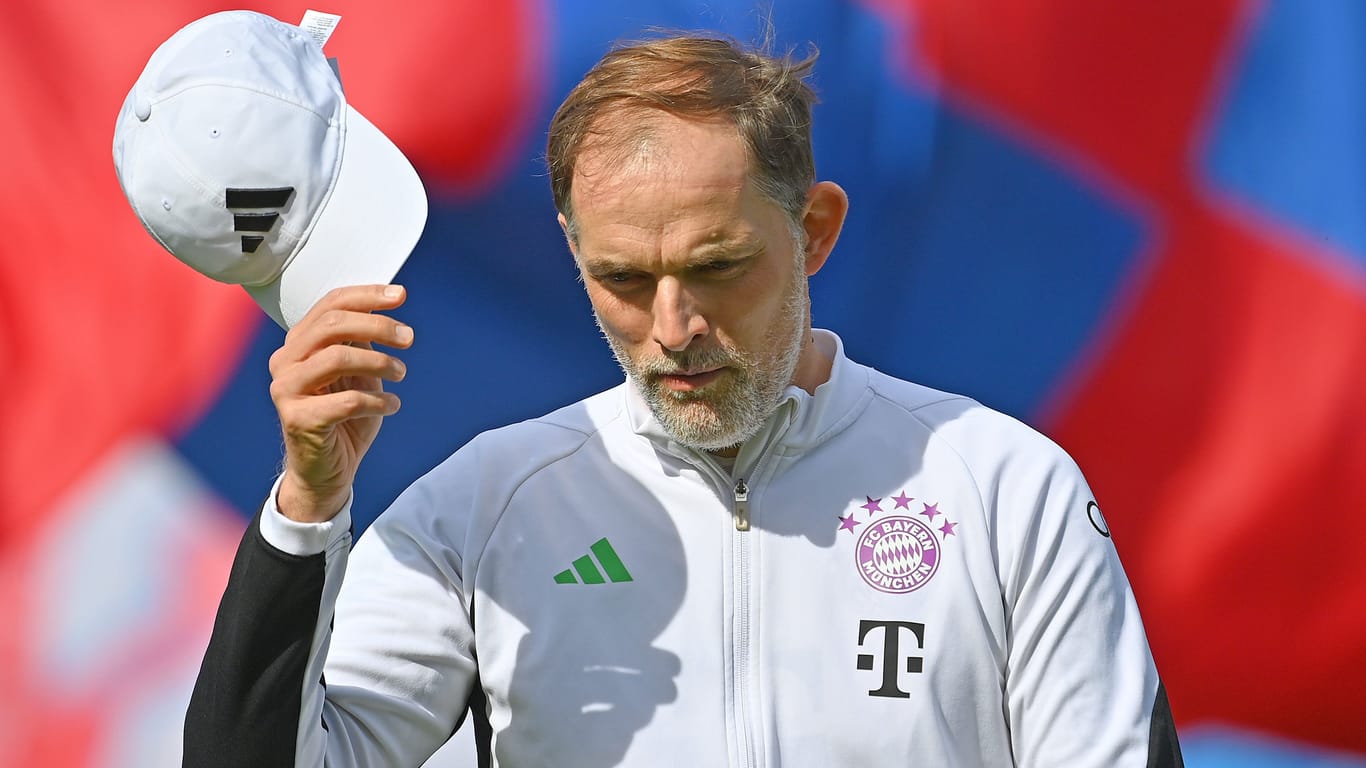 Thomas Tuchel nach der Niederlage in Heidenheim: Viele Bayern-Fans fordern, dass der Trainer sofort seinen Hut nehmen muss.