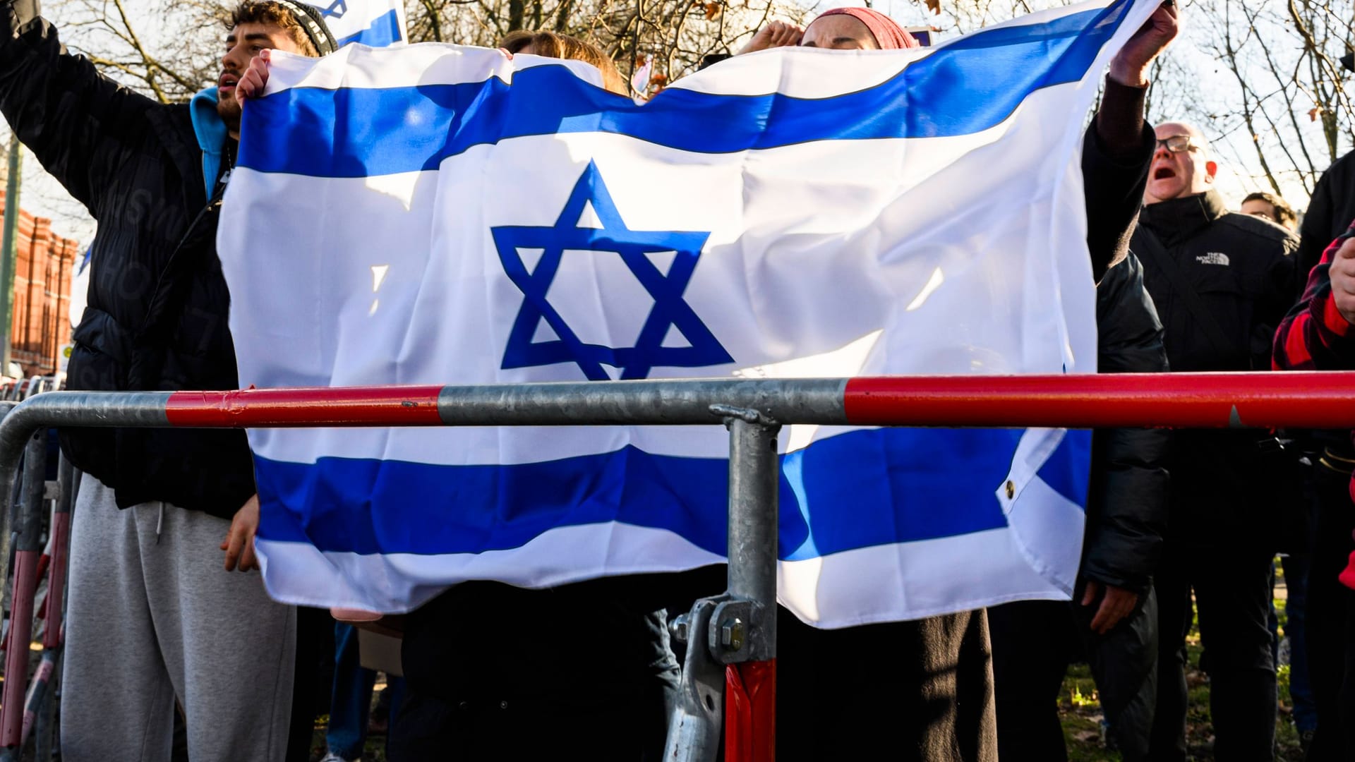 Personen halten eine Israel-Flagge (Archivbild): Am Sonntag ist eine Solidaritätskundgebung für Israel am Brandenburger Tor geplant. Personen halten eine Israel-Flagge (Archivbild): Am Sonntag ist eine Solidaritätskundgebung für Israel am Brandenburger Tor geplant.