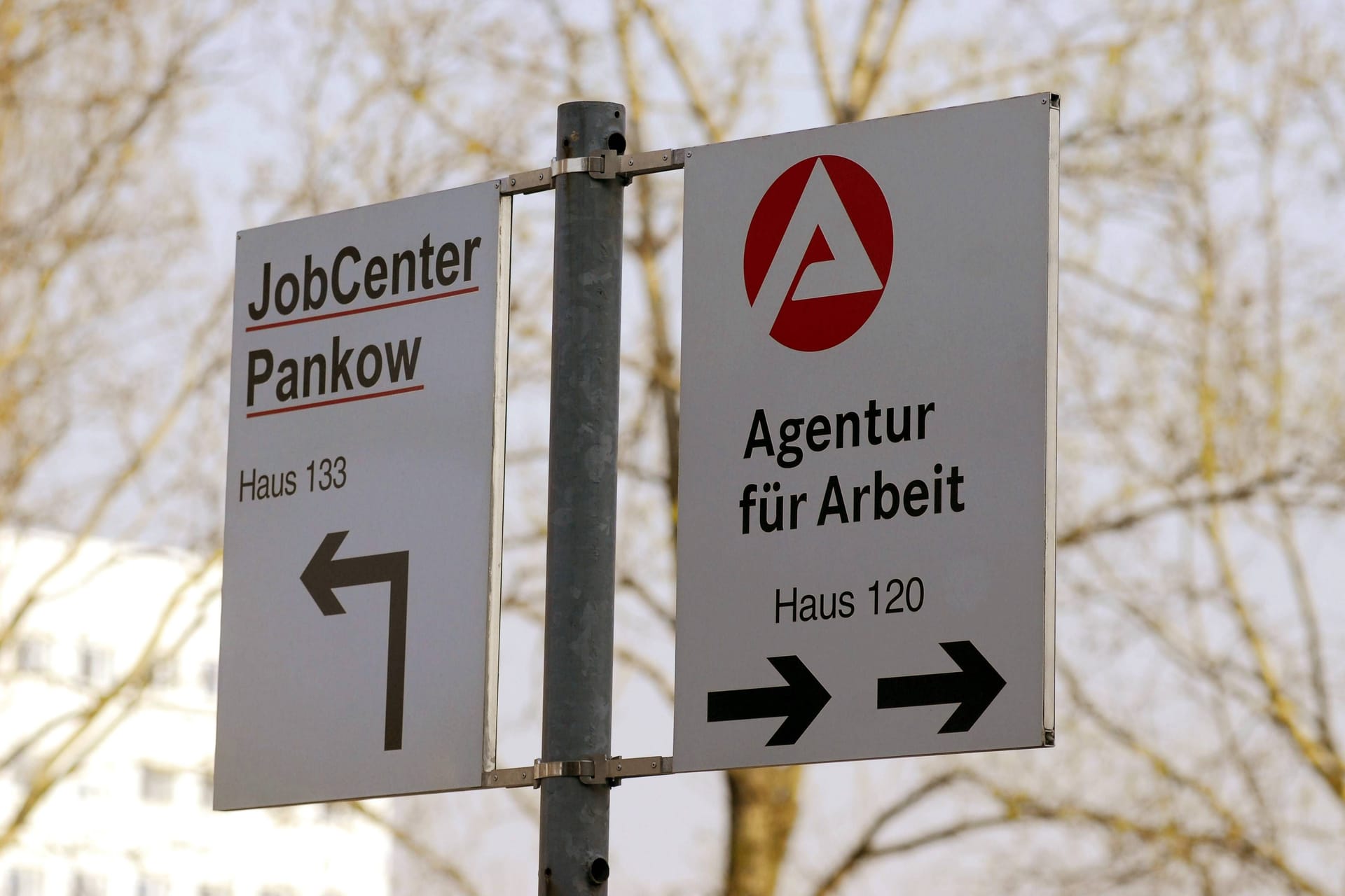 Wegweiser der Bundesagentur für Arbeit und dem JobCenter Pankow in der Storkower Straße in Berlin, Objekte; 2007, Berlin, Schild, Schilder, Hinweis, Hinweise, Hinweisschild, Hinweisschilde