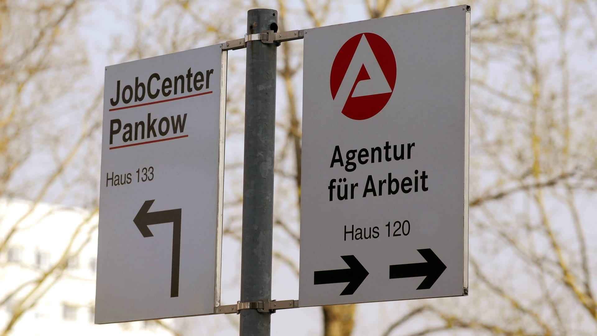 Wegweiser der Bundesagentur für Arbeit und dem JobCenter Pankow in der Storkower Straße in Berlin, Objekte; 2007, Berlin, Schild, Schilder, Hinweis, Hinweise, Hinweisschild, Hinweisschilde