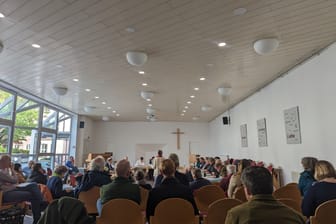 Sitzung des Ortsbeirats in Frankfurt-Höchst: Anwohner der Henriette-Fürth-Straße präsentieren ihre Petition gegen das Großbauprojekt in ihrem Viertel.