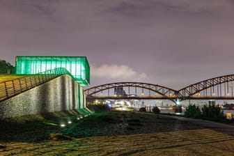 Das Hochwasserpumpwerk am Rheinufer in Köln Bayenthal (Archivbild): Es dient der Ableitung der Abwässer aus Kläranlagen und des Regenwassers auch bei Rheinhochwasser.