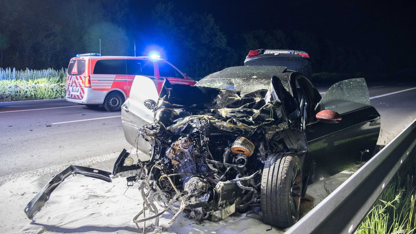 Zwei Fahrzeuge sind bei dem schweren Unfall völlig zerstört worden. Die Autobahn A555 musste in Fahrtrichtung Bonn komplett gesperrt werden.