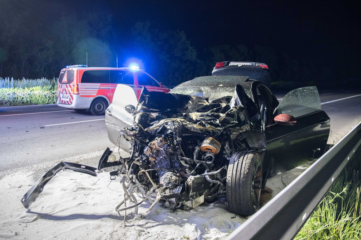 Zwei Fahrzeuge sind bei dem schweren Unfall völlig zerstört worden. Die Autobahn A555 musste in Fahrtrichtung Bonn komplett gesperrt werden.