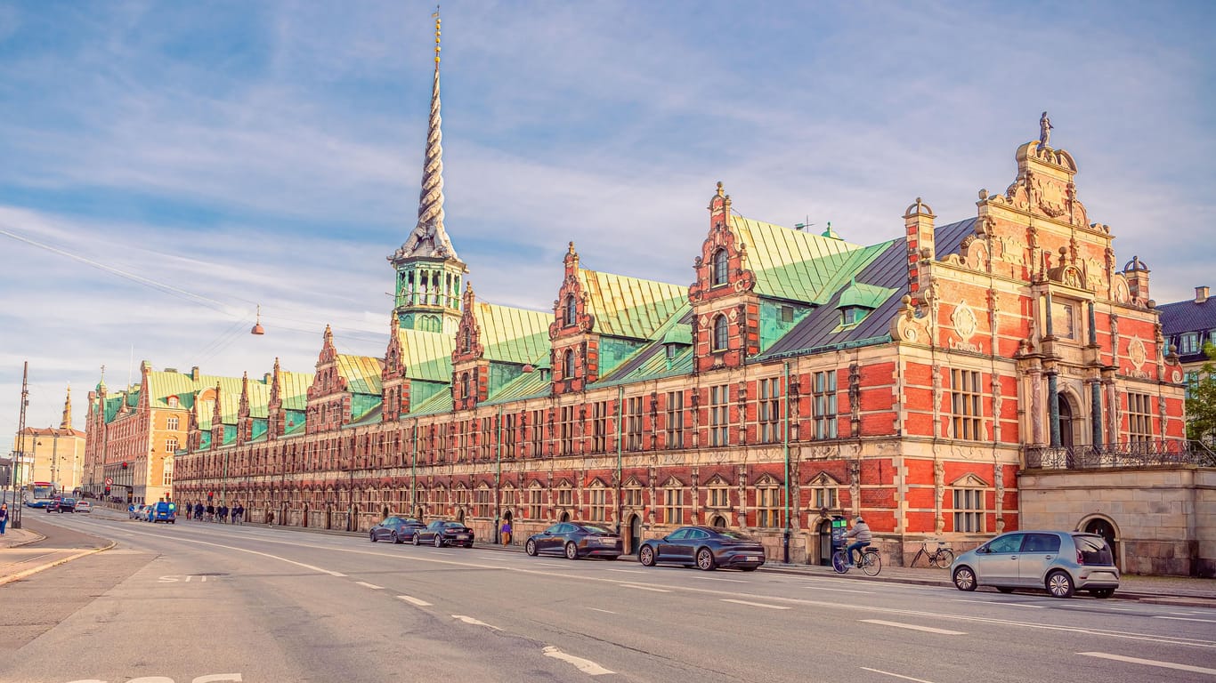 Es ist eines der ältesten Gebäude in Kopenhagen: Aktuell ist höchstens noch die Hälfte der historischen Börse unbeschädigt.