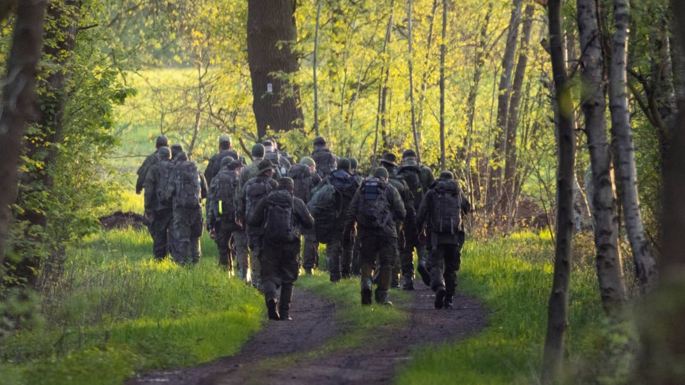 Soldaten im Wald bei Bremervörde: Sie suchen weiter nach dem vermisstem sechsjährigen Arian.