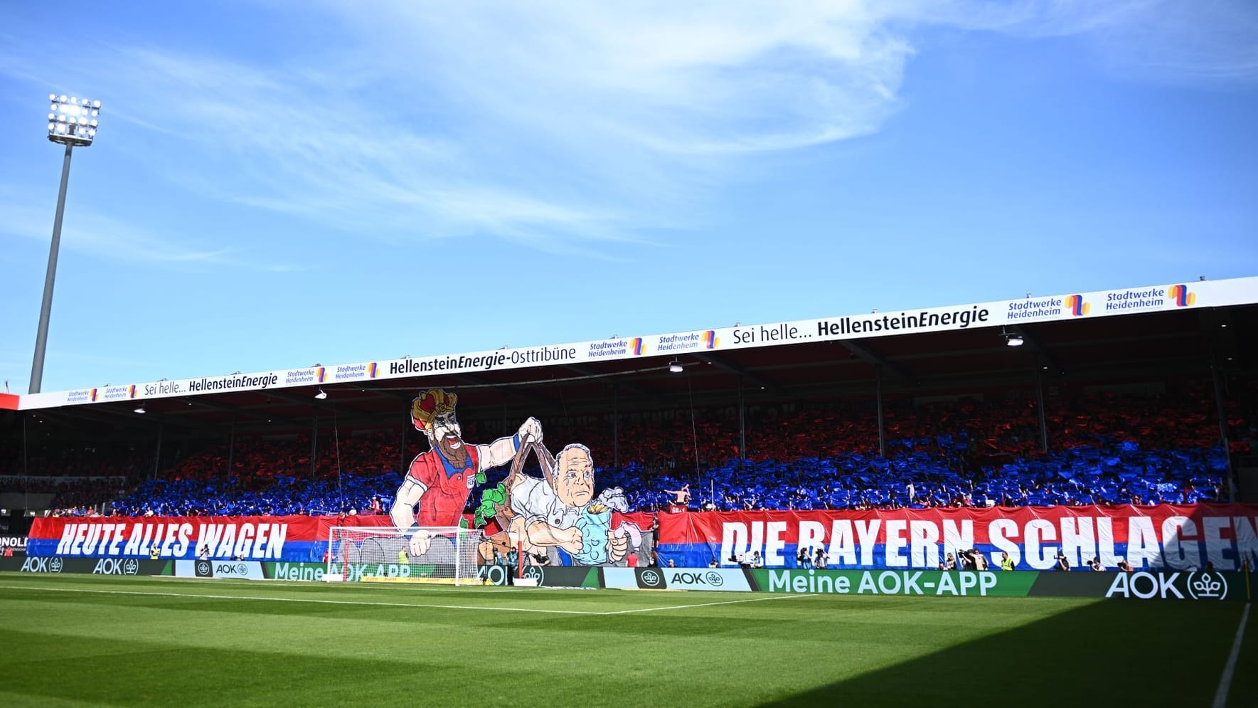 Die Choreo ging von der einen Tribünenseite bis zur anderen.