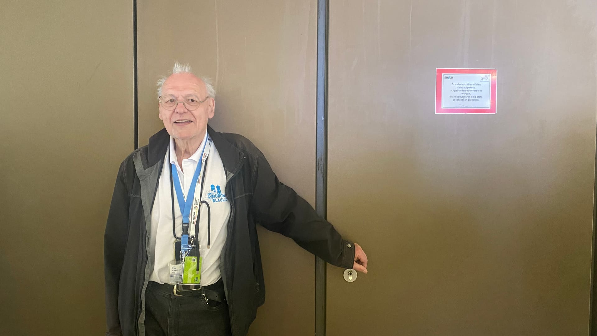 Josef Boiger vor der Tür im U-Bahnhof am Stachus, durch die der Koffer mit dem Lösegeld für Oetker gereicht wurde.