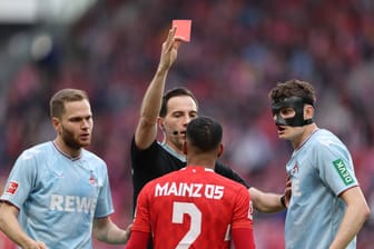 Kurz vor Schluss sieht der Mainzer Phillipp Mwene die Rote Karte.