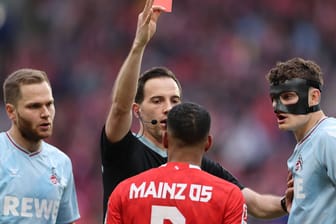 Kurz vor Schluss sieht der Mainzer Phillipp Mwene die Rote Karte.