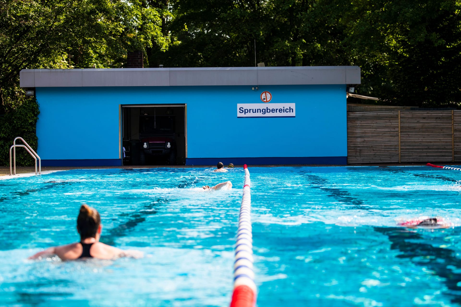 Becken im Freibad Kreuzberg (Archivbild): Noch in dieser Woche eröffnet das erste Sommerbad die Saison 2024.